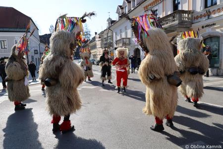 Kamnik so obiskali koranti iz Zamušanov pri Ptuju in v mestno jedro privabili nepregledno množico, željno ogleda tradicionalne pustne šege (34)